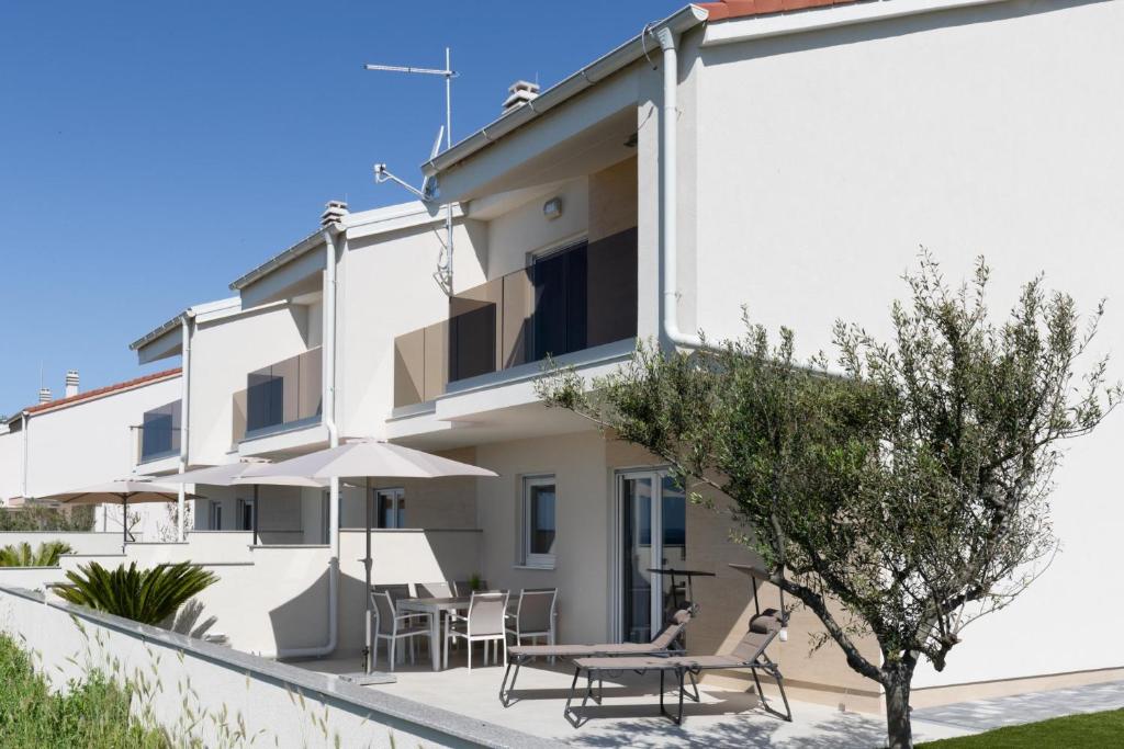 Beachfront Reiterer Villa V3 with Jacuzzi 30 meters from the Beach - CROWONDER LUXURY RENT, Privlaka