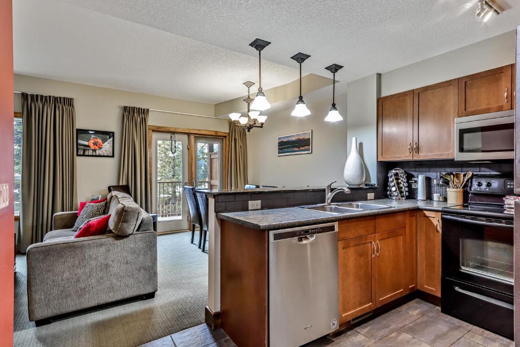 Fenwick Vacation Rentals Spacious Mountain 2 Bedroom with Hot tub — Hotel in Canmore (AB)