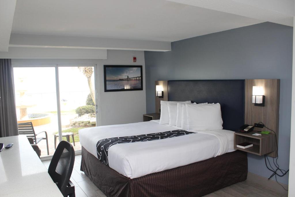 La Quinta Inn & Suites by Wyndham Oceanfront Daytona Beach photo