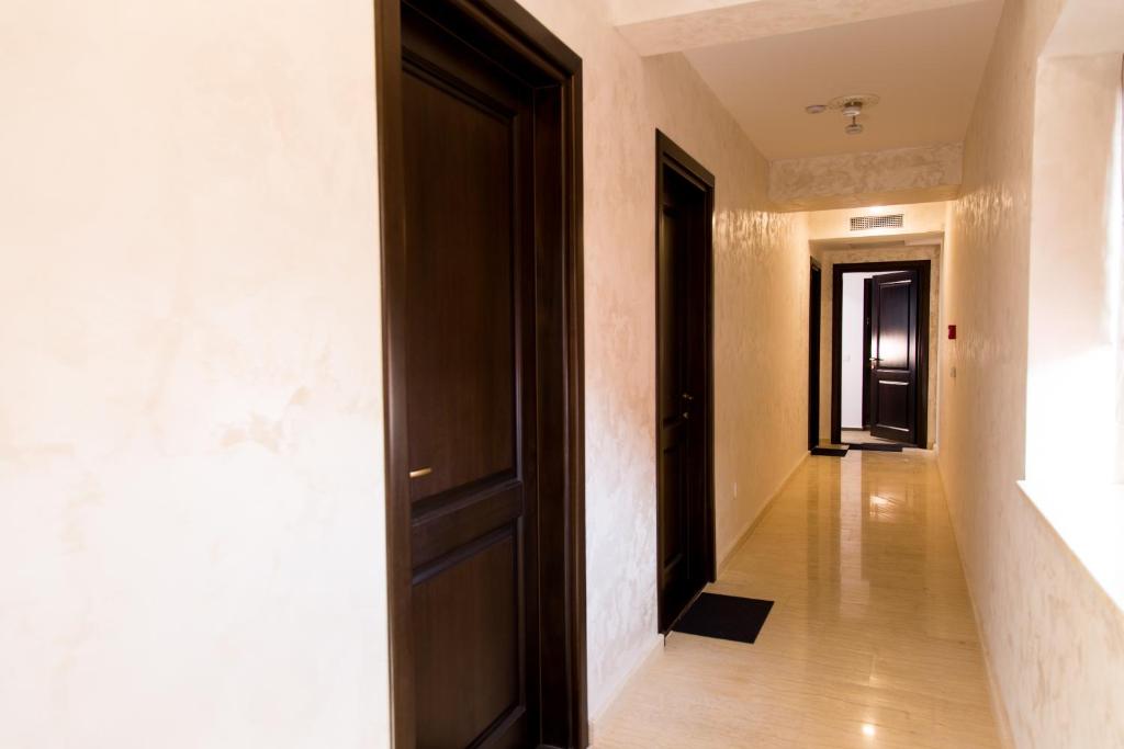 Complex Carol フロント・ロビー