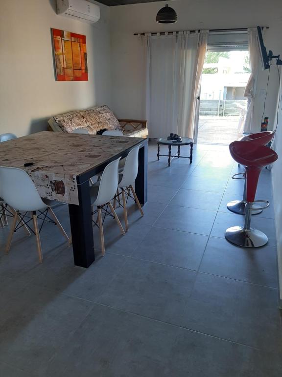 Duplex monte hermoso con patio parrila cochera - 2