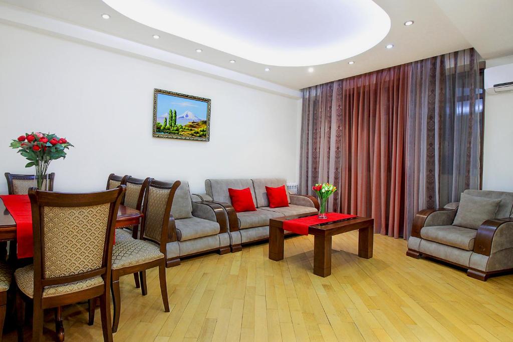 3 Bedroom Apartment near Republic Square 전경