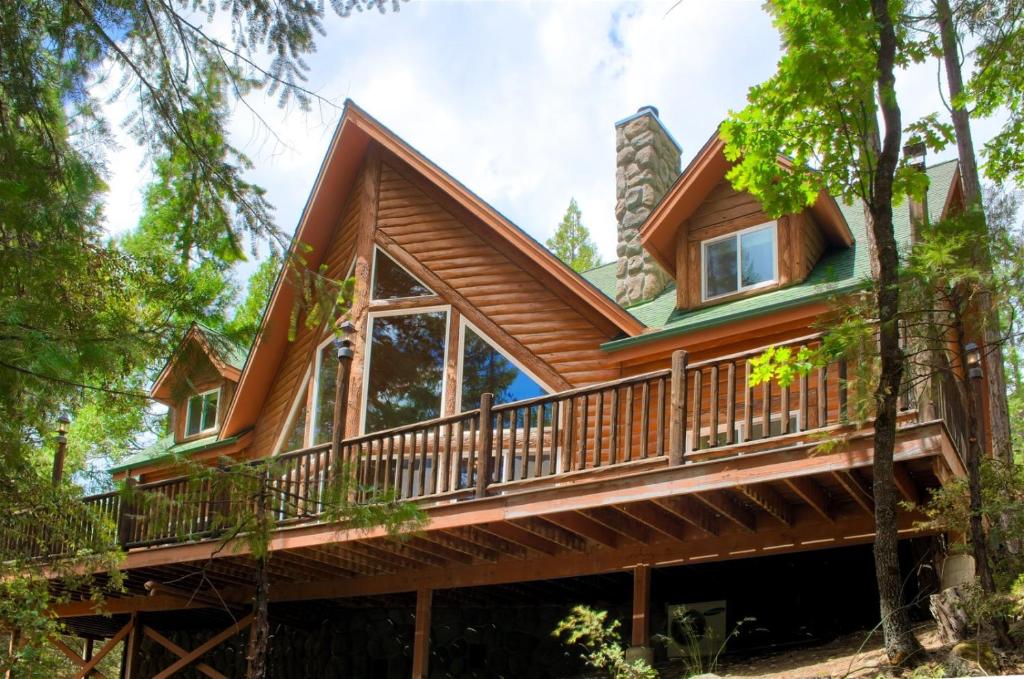 3 Springs Hideout Updated family cabin with hot tub inside Yosemite in
