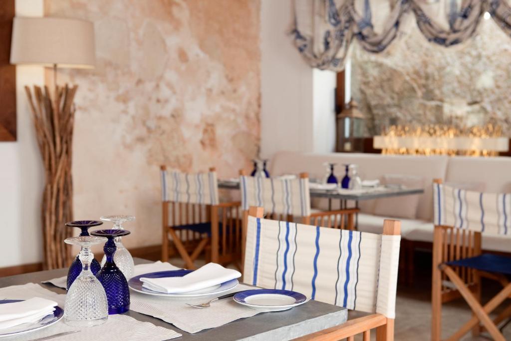 Cap Rocat, a Small Luxury Hotel of the World — Restaurant & bars in Cala Blava, Balearic Islands