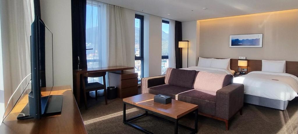 Hotel Room 5