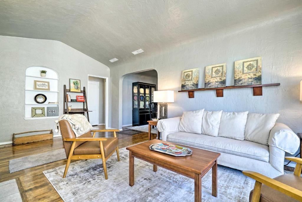 El Paso Home with Backyard and Outdoor Fireplace! — Hotel in El Paso (TX)