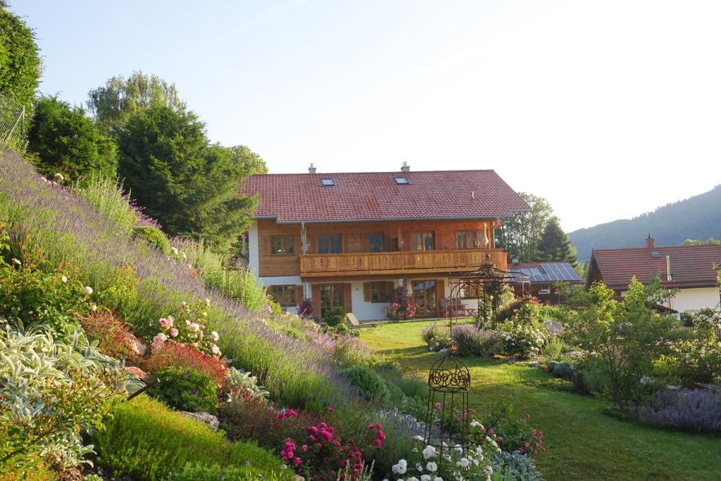 Ferienwohnungen im Rosengarten inkl. Chiemgaukarte - 2