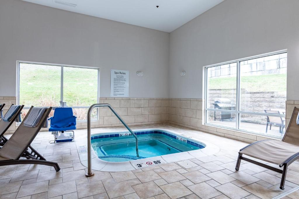 Holiday Inn Express & Suites New Martinsville photo