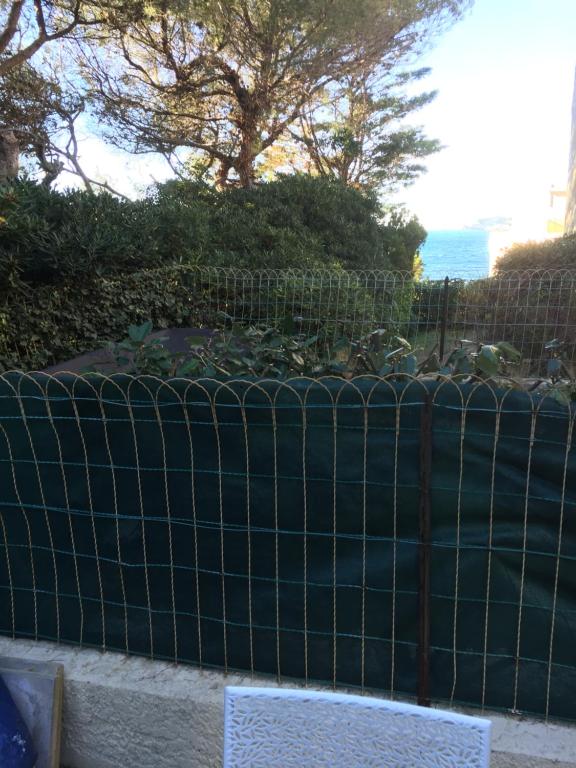 T2 de 33 m2 plus terrasse de 20m2 vue sur mer climatisé à 10 secondes chrono à pied de la plage , mer et sentier du littoral Résidence marina cap négre Six-Fours-les-Plages - 4
