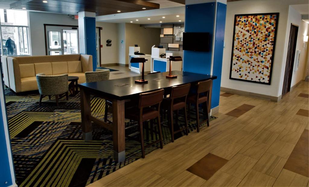 Holiday Inn Express & Suites Dayton North - Vandalia photo