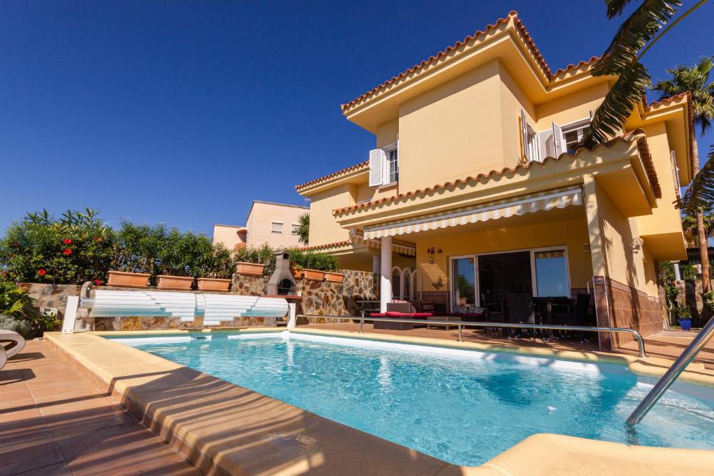 Sea Edge Friendly Holiday Home - 1