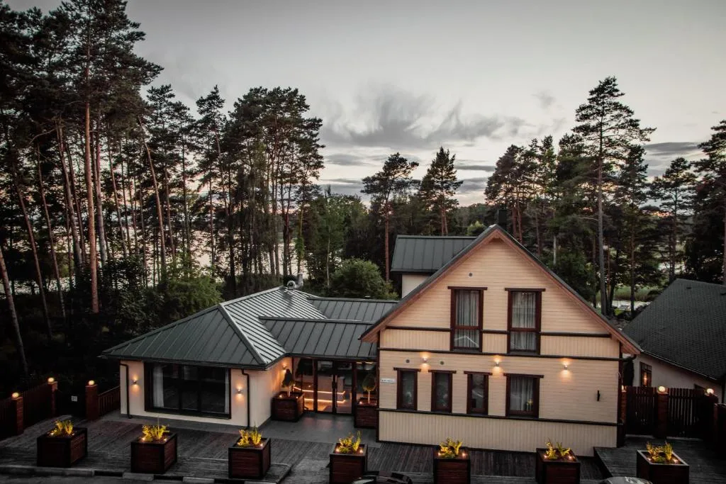 Vanaga Ligzda, Hotel in Baltezers