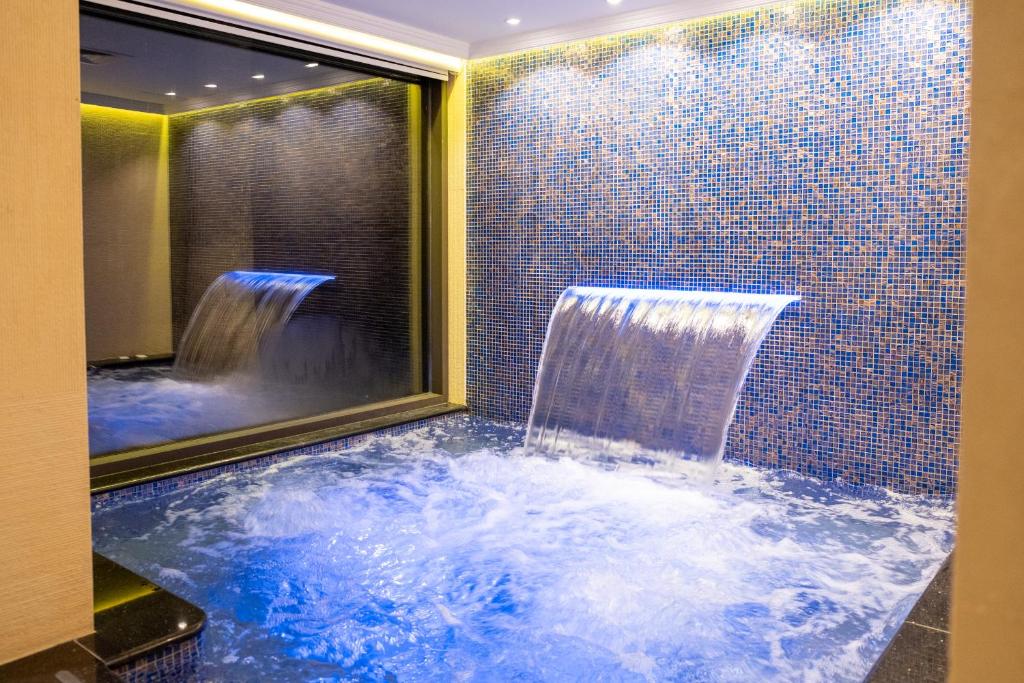 สระว่ายน้ำ