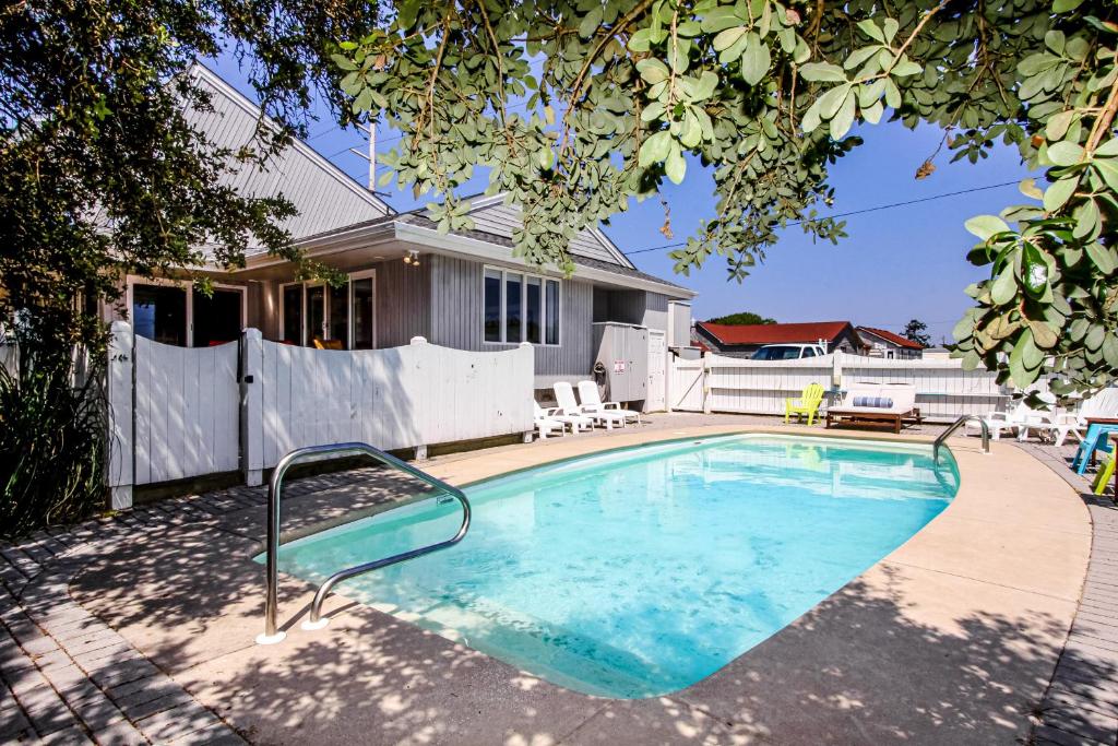 Hunt and Gather, Salvo