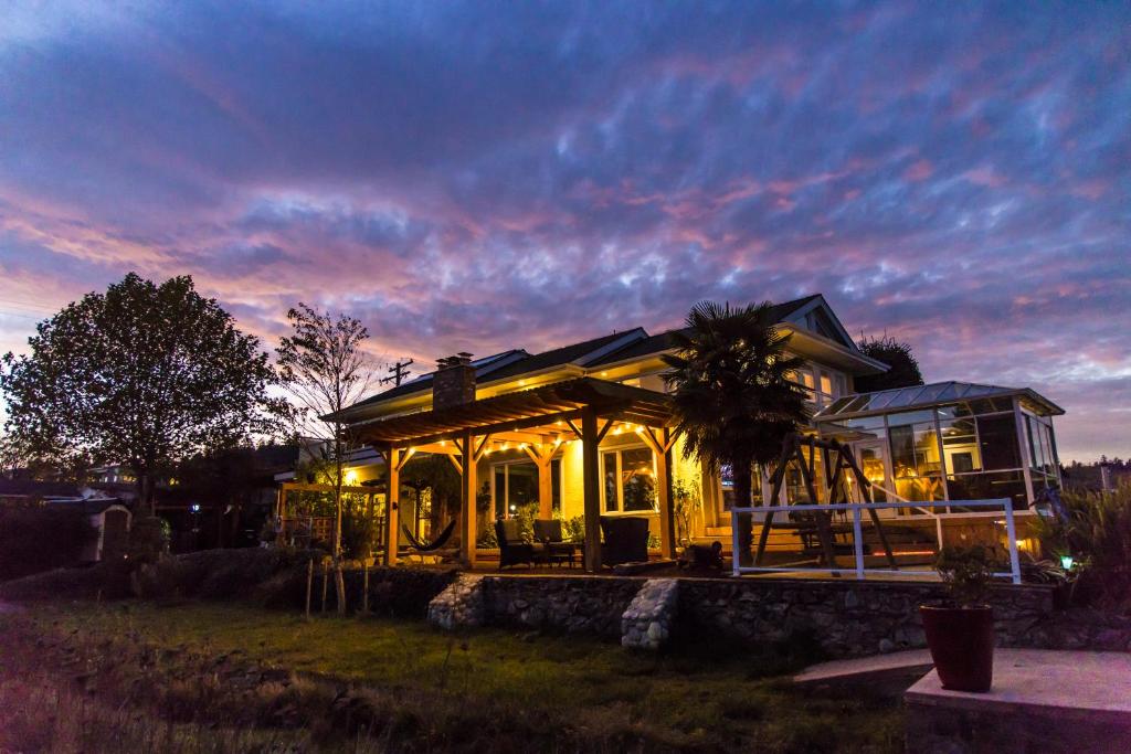 Exterior view, Birds of a Feather Victoria Oceanfront Studio Suites in Victoria (BC)