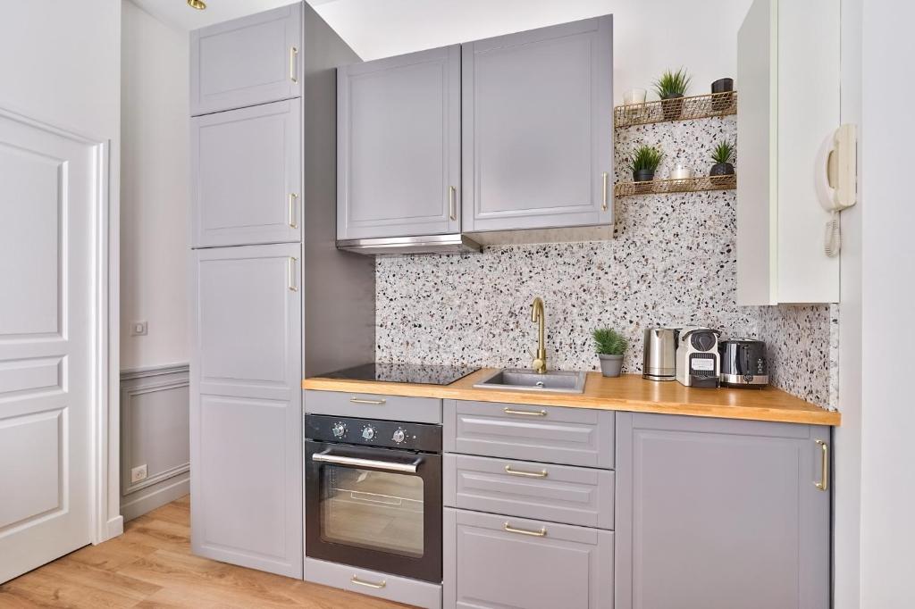 NEWLY RENOVATED ! Stunning 2BR Apt in the Heart of Paris 15 - 4
