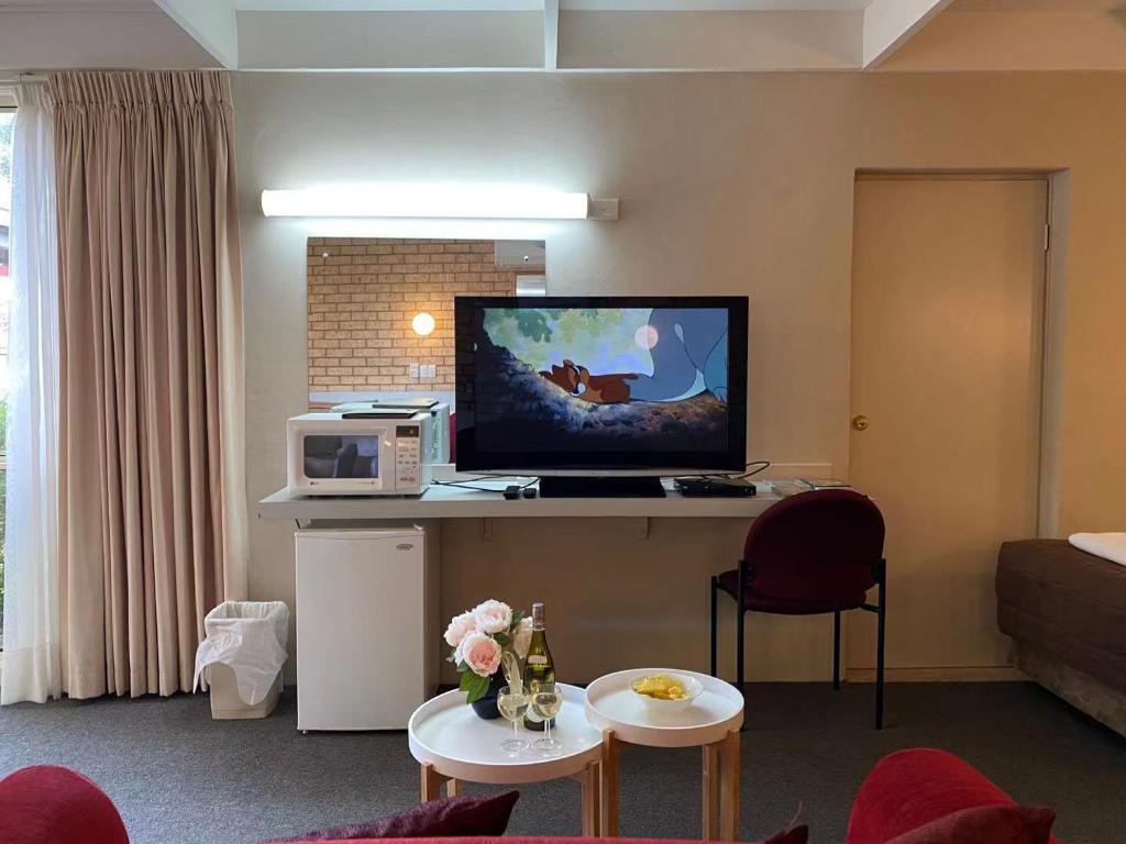 Shared lounge/TV area