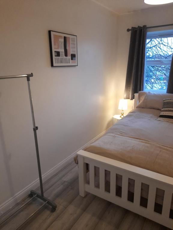 Comfortable 2 Bed Apartment 2nd Floor Contractors Families Close To City Centre Occasional Bed Avail photo