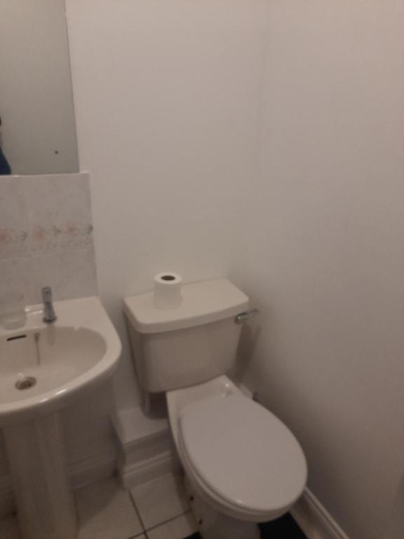 Comfortable 2 Bed Apartment 2nd Floor Contractors Families Close To City Centre Occasional Bed Avail photo