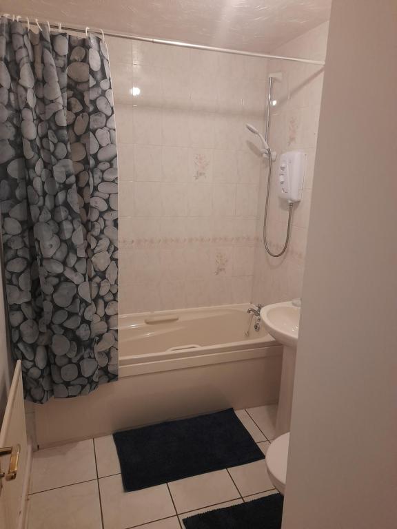 Comfortable 2 Bed Apartment 2nd Floor Contractors Families Close To City Centre Occasional Bed Avail photo