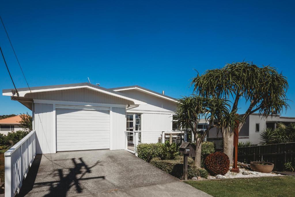 SANDY FEET RETREAT - OAKURA BEACH