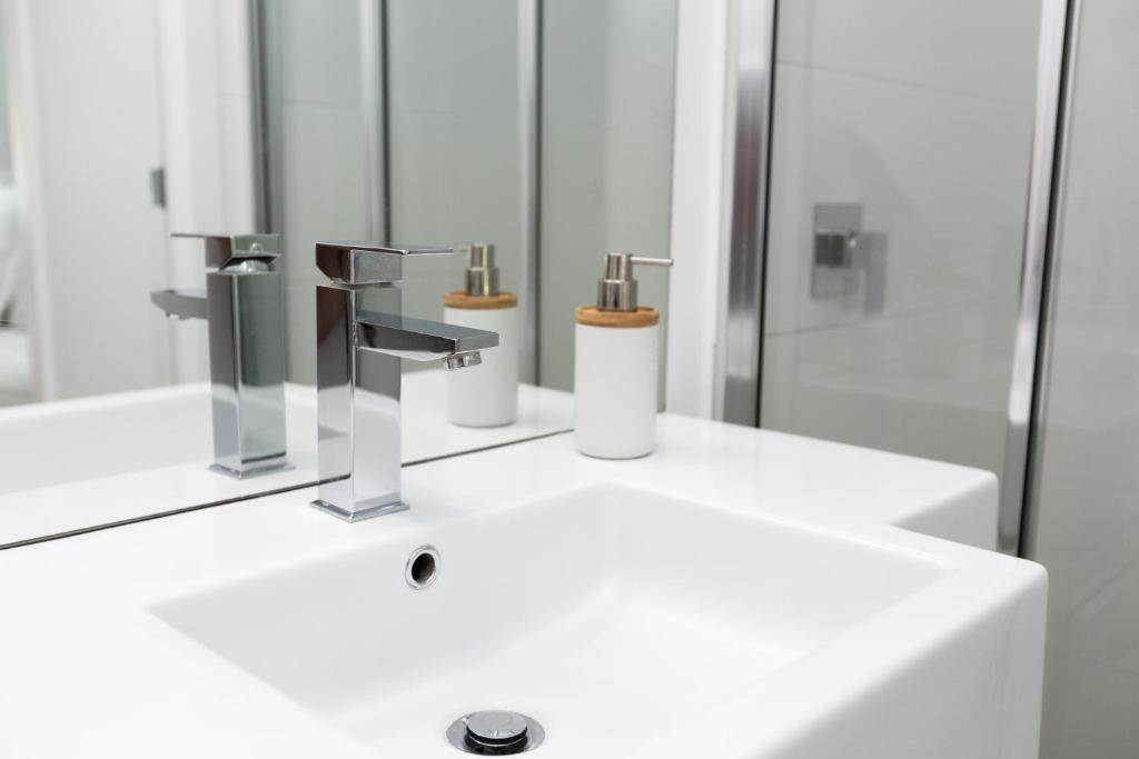 Just book it! Ruby - a spacious house in the CBD photo