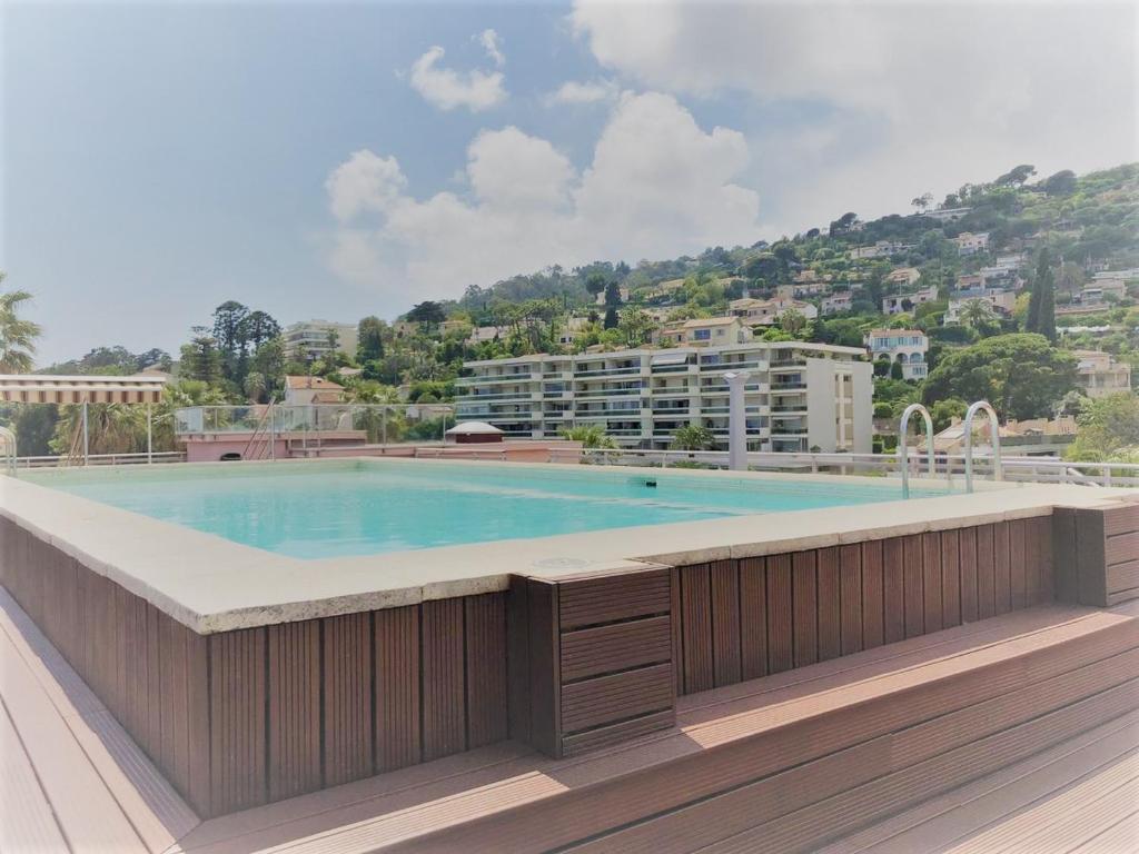 Apt Golfe Juan - 5min des plages - Parking privée - Piscine Rooftop, Vallauris