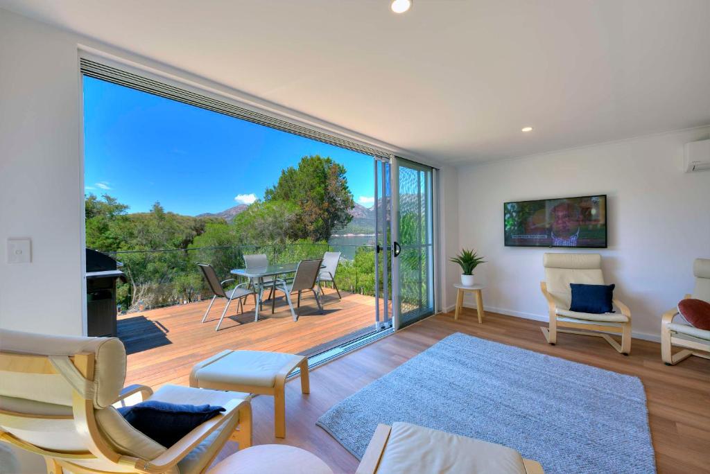 On the Beach 2, Coles Bay