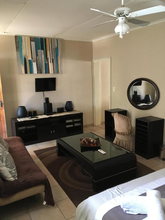 Spinoza Self Catering Accommodation 전경