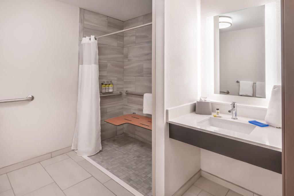 Holiday Inn Express & Suites Trinidad photo