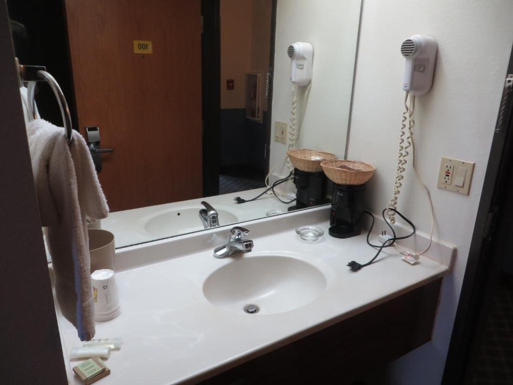 Super 8 By Wyndham Monmouth Il photo