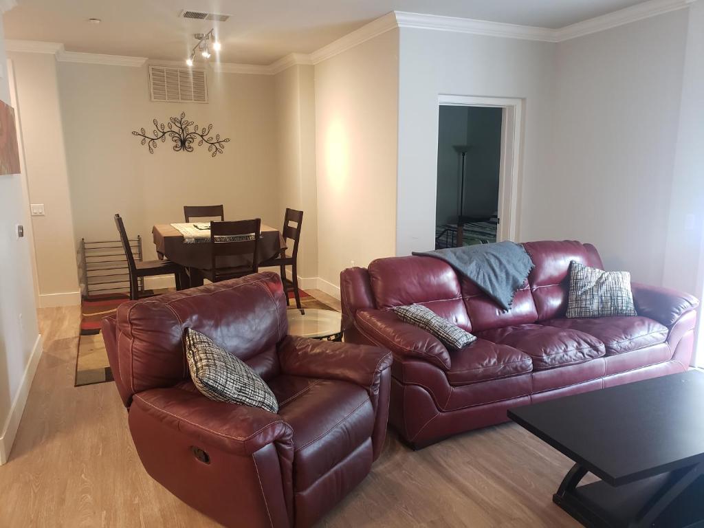 Yes it's right 2 suites and 3 bath in the Heart of San Diego FB2