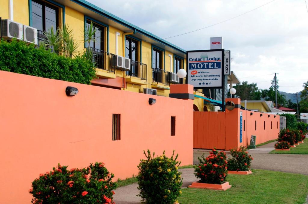 Cedar Lodge Motel Townsville photo