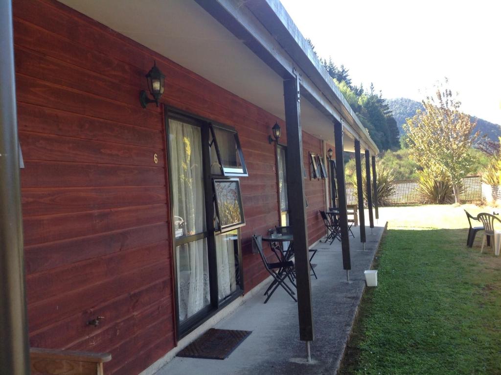 Owen River Tavern & Motels photo