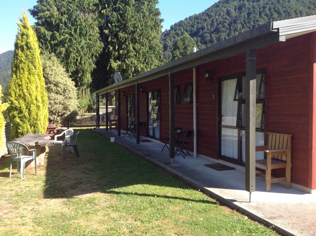 Owen River Tavern & Motels photo