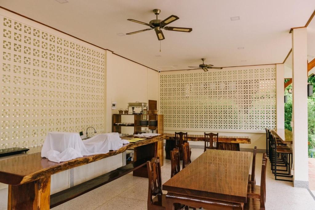 โรงแรมเฮือนฮิมกอง แพร่ (Huen Him Kong Hotel Phrae)