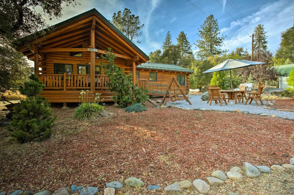33 Mi to Yosemite NP Custom Log Home with Deck!, Mariposa