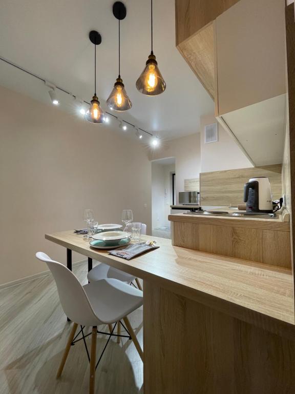 Kataeva 12 - Estaya Str by StayInn의 침실 및 발코니 이미지입니다.