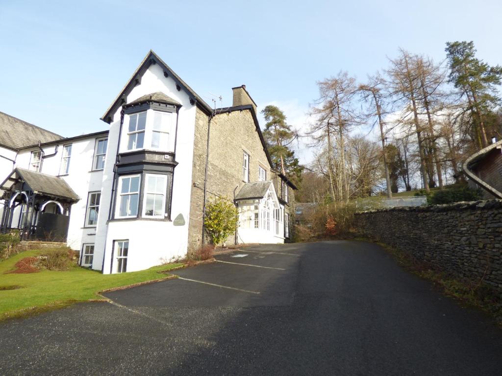 Great location, quiet yet 5 mins to Bowness centre with walks from the door and parking, Bowness-on-Windermere
