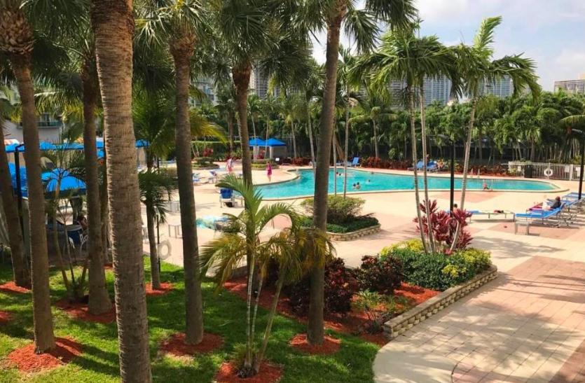 Ocean Reserve Collins Avenue photo