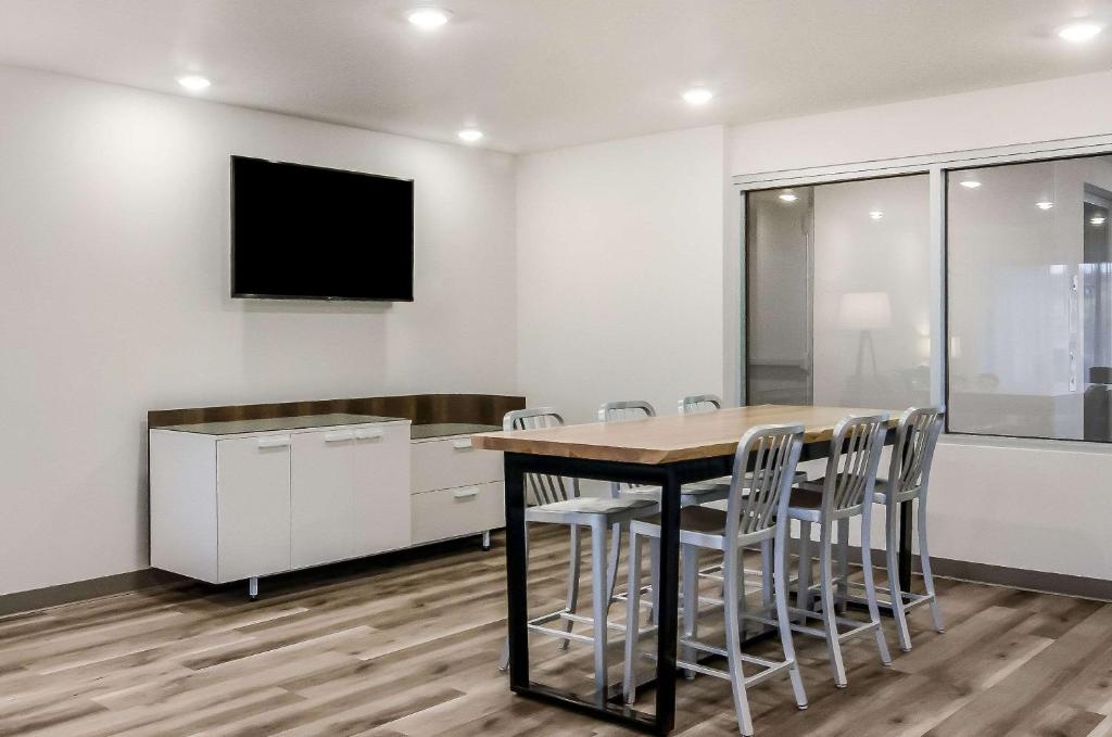 WoodSpring Suites Tacoma - Lakewood photo
