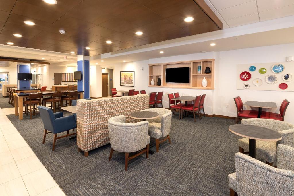 Holiday Inn Express Hotel & Suites Bay City By IHG フロント・ロビー