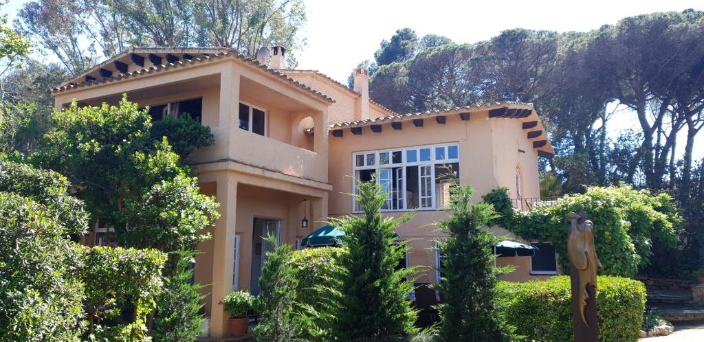 Casa única con jardín a 45 metros de la playa. BE - 1