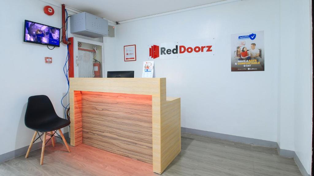 レッドドアーズ ニア ゾベル ロクサス ストリート (RedDoorz near Zobel Roxas St.) フロント・ロビー