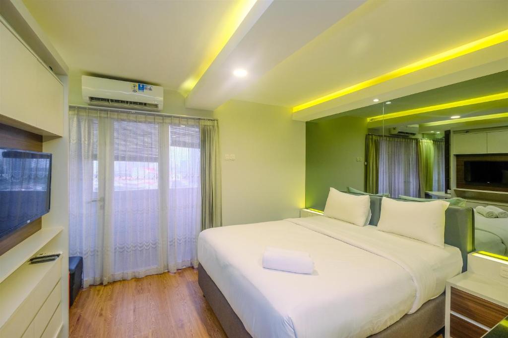 Elegant and Comfy Studio Amethyst Apartment By Travelio, Jakarta