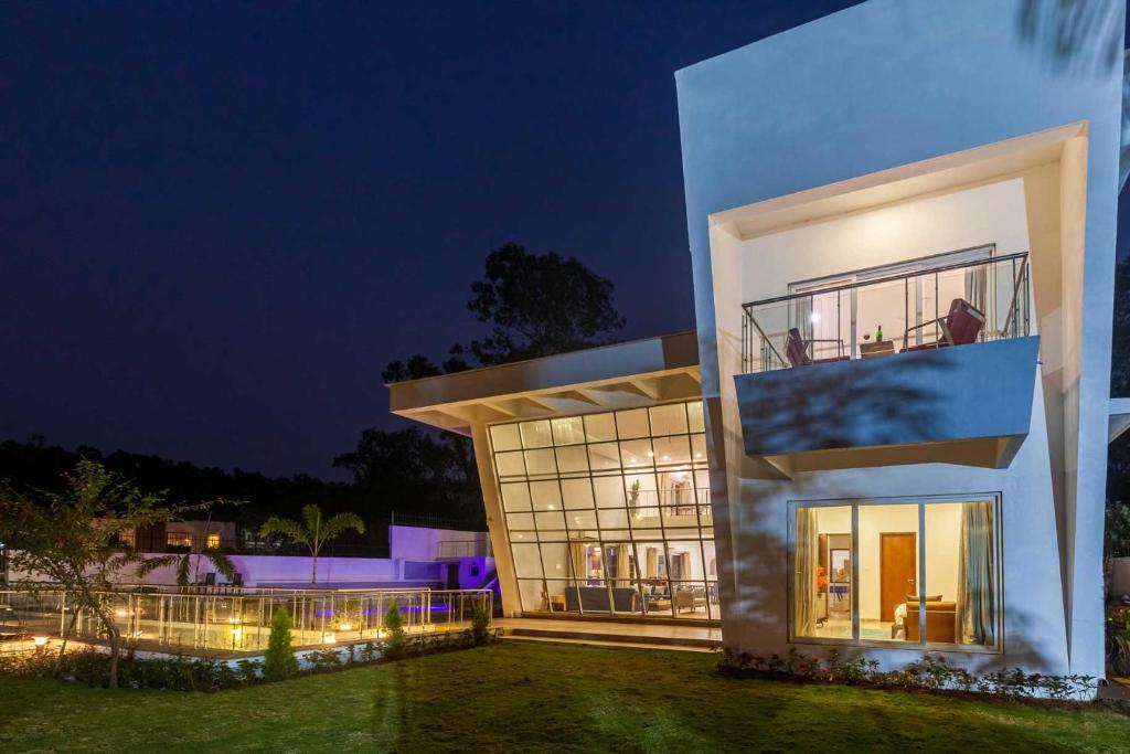 Exterior view, StayVista's White Pebbles - A Villa with Theater Room & Swimming Pool in Lonavala