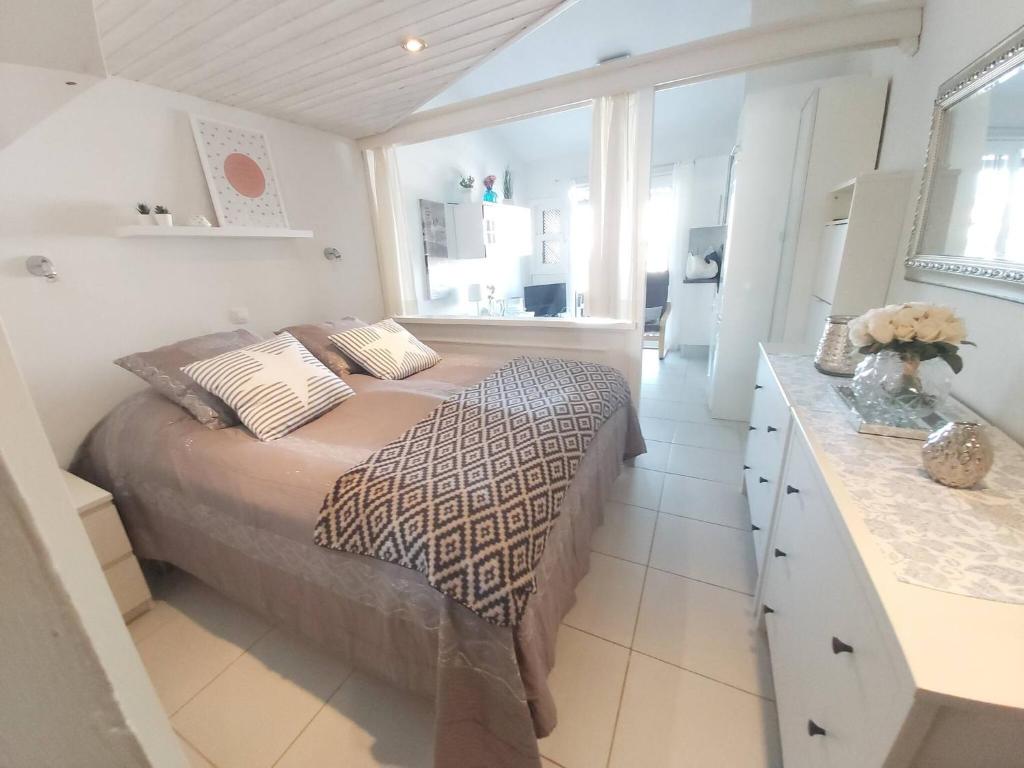 Central Apartment With Sea Views - 4