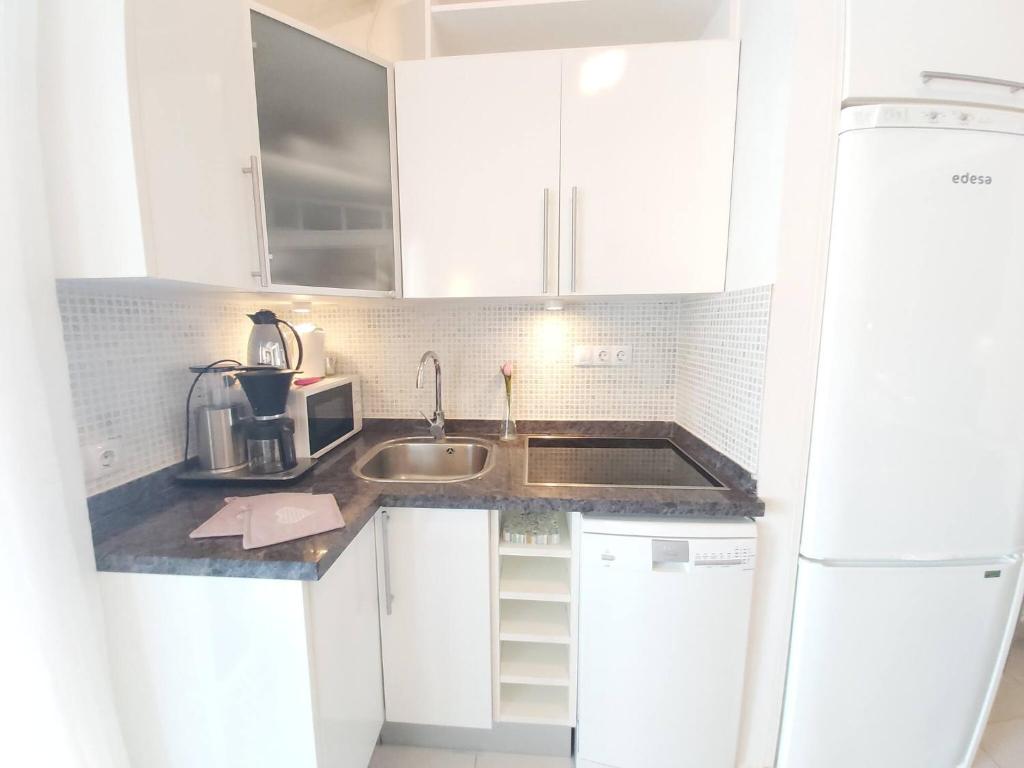 Central Apartment With Sea Views - 3