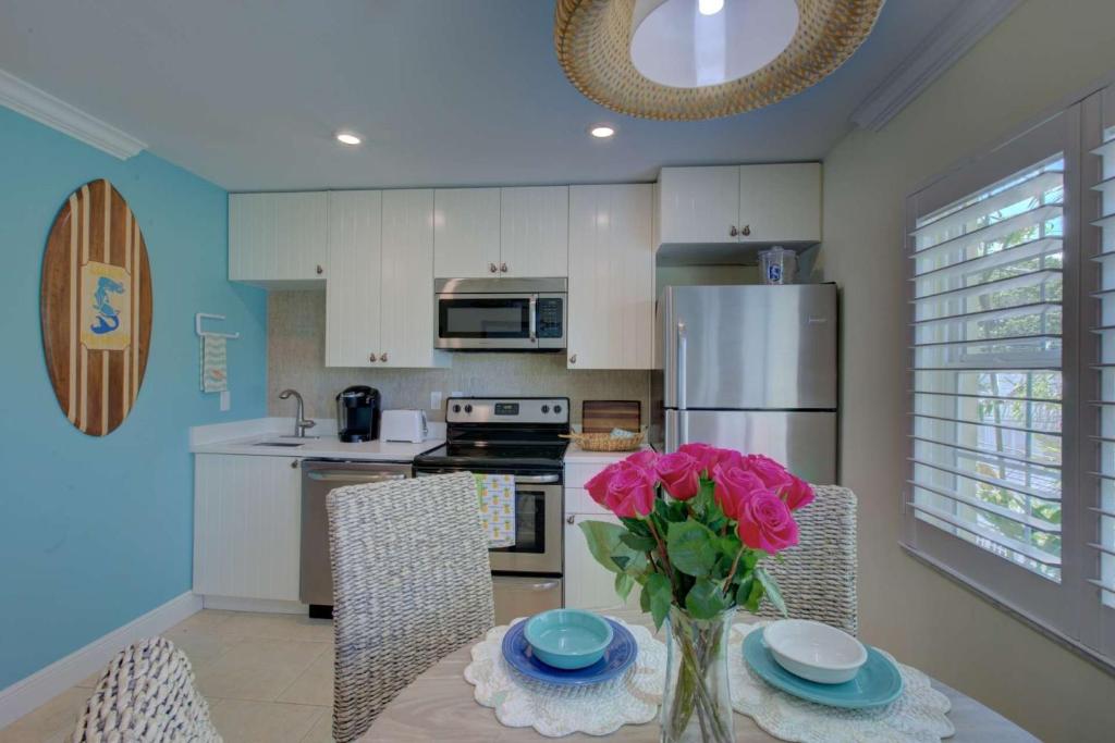 LuLu's Key House Green 1/1 Upstairs — Hotel in Siesta Key (FL)