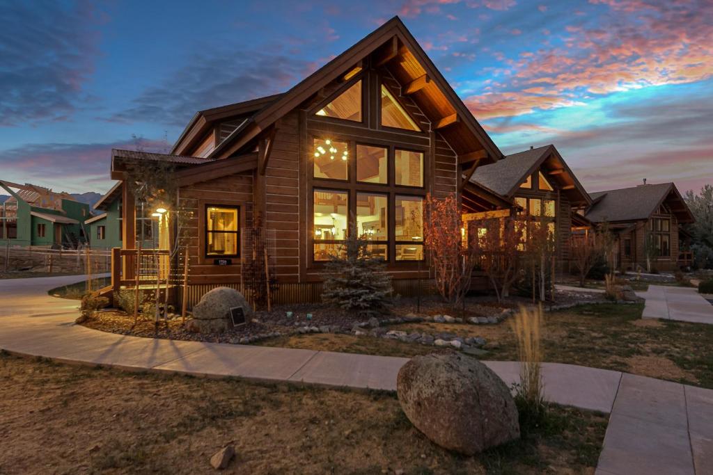 Cozy & Relaxing Indoor Outdoor Fireplace, Jacuzzi and BBQ grill, Estes Park